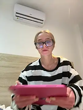 Snapshot of Lilbratofficial chatting on May 3, 5:19 pm Lilbratofficial online show from May 3, 5:19 pm