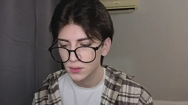 Snapshot of Oliver_star_boy_ chatting on November 12, 6:41 pm Oliver star boy online show from November 12, 6:41 pm