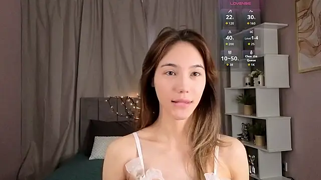 Snapshot of LilCatalia chatting on May 9, 4:28 am LilCatalia online show from May 9, 4:28 am