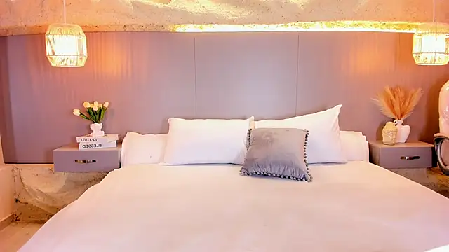 AmyColman  online show from April 10, 12:10 pm