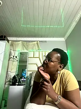 Snapshot of SweetCandy84 chatting on November 26, 3:57 pm SweetCandy84 online show from November 26, 3:57 pm