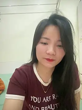 Bee Yellow00 online show from March 27, 4:51 am