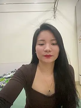 Bee Yellow00 online show from April 6, 4:46 am