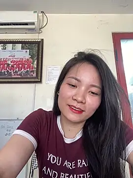 Bee Yellow00 online show from May 22, 8:42 am