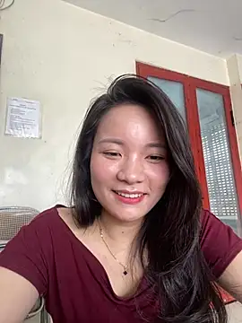 Bee Yellow00 online show from May 29, 2:42 am