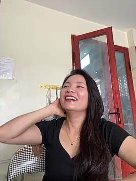 Bee Yellow00 online show from June 5, 1:45 am