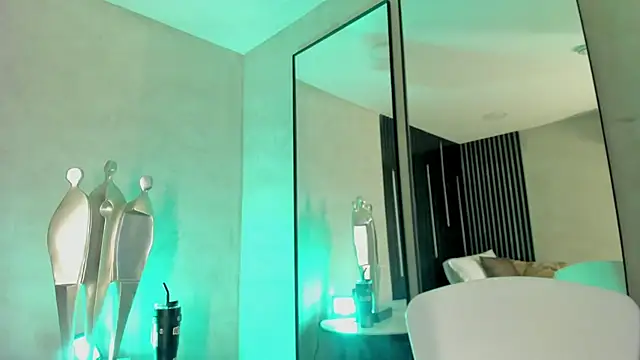 Snapshot of Val_Guerra chatting on November 6, 5:30 am Val Guerra online show from November 6, 5:30 am