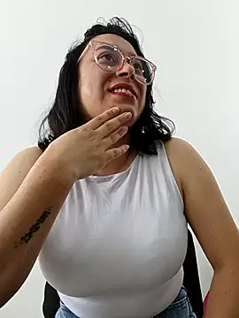 Snapshot of Caroline-17 chatting on November 15, 1:29 pm Caroline-17 online show from November 15, 1:29 pm