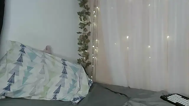 Snapshot of angelicahotparis18 chatting on December 4, 1:04 am angelicahotparis18 online show from December 4, 1:04 am