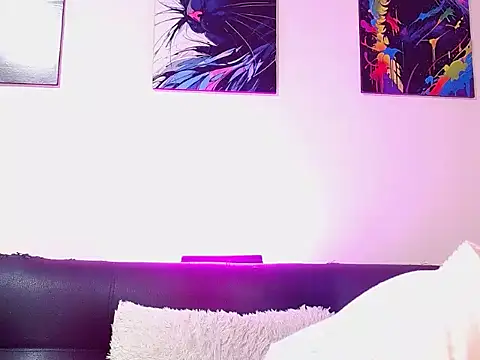 Caroline Jons online show from November 12, 1:00 pm