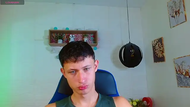 Snapshot of Garuo_18 chatting on December 14, 4:34 pm Garuo 18 online show from December 14, 4:34 pm