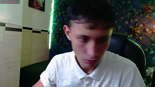 Snapshot of Garuo_18 chatting on December 17, 2:06 am Garuo 18 online show from December 17, 2:06 am