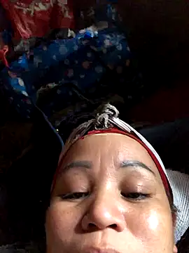 Snapshot of Gwen-n chatting on November 5, 4:23 am Gwen-n online show from November 5, 4:23 am