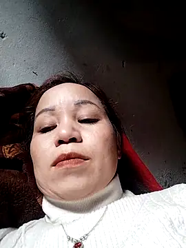 Snapshot of Gwen-n chatting on November 16, 4:07 am Gwen-n online show from November 16, 4:07 am