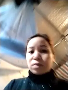 Snapshot of Gwen-n chatting on November 18, 5:45 am Gwen-n online show from November 18, 5:45 am