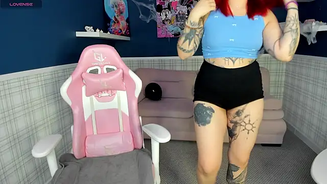 Snapshot of Susie_Reverse chatting on October 28, 9:02 am Susie Reverse online show from October 28, 9:02 am