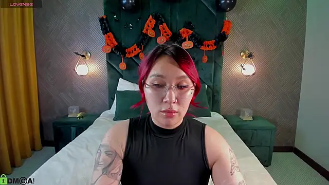 Snapshot of Susie_Reverse chatting on October 29, 10:17 am Susie Reverse online show from October 29, 10:17 am