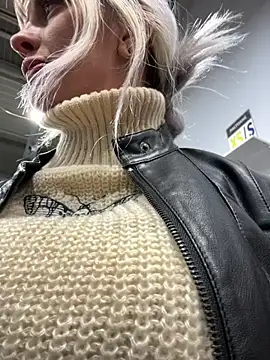 Snapshot of blondegirlx chatting on December 20, 3:41 pm blondegirlx online show from December 20, 3:41 pm