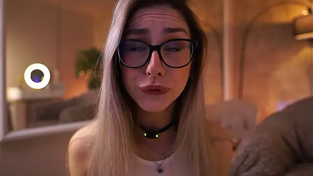 MaddieBryggs online show from February 28, 10:05 am