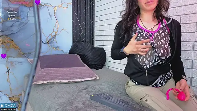 eva delight  online show from March 27, 12:05 pm