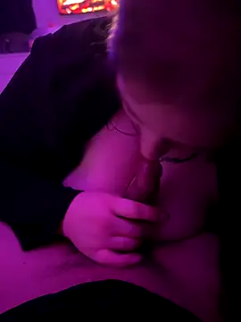 Snapshot of Aksinja05 chatting on December 15, 10:25 pm Aksinja05 online show from December 15, 10:25 pm