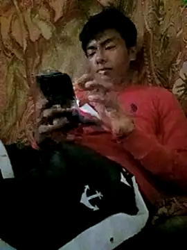 Snapshot of GuzzMiranda18 chatting on December 17, 2:17 am GuzzMiranda18 online show from December 17, 2:17 am