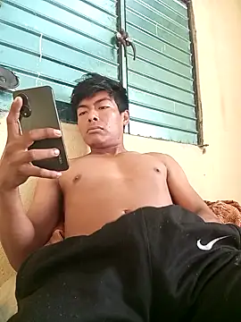 Snapshot of GuzzMiranda18 chatting on December 20, 4:47 pm GuzzMiranda18 online show from December 20, 4:47 pm