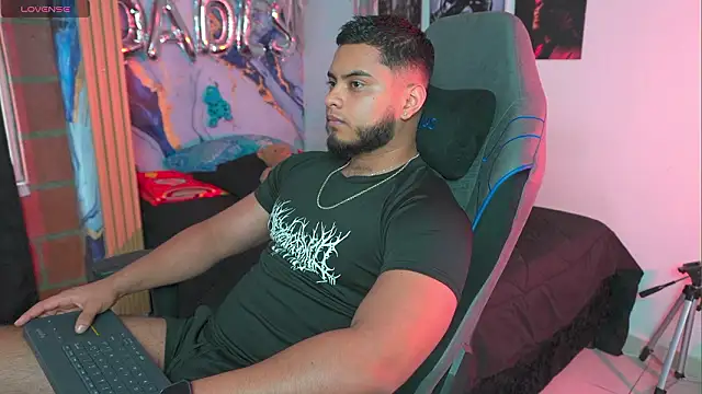 Tiler wolker online show from March 25, 10:05 pm