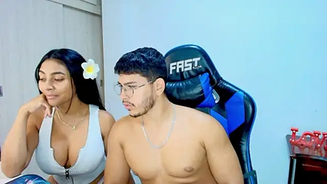 Snapshot of sophia_and_alex chatting on December 19, 12:39 am sophia and alex online show from December 19, 12:39 am