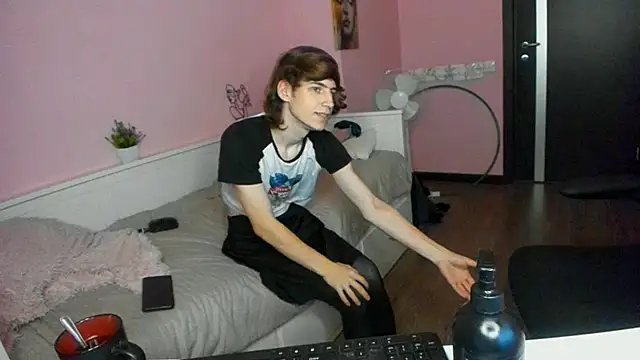 Snapshot of AvenGlow chatting on November 28, 5:21 am AvenGlow online show from November 28, 5:21 am