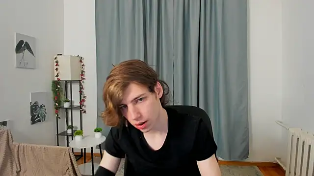 Snapshot of AvenGlow chatting on December 14, 5:24 am AvenGlow online show from December 14, 5:24 am