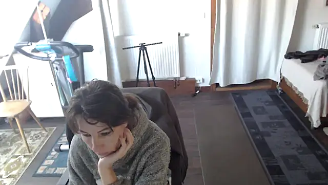 MissDyannis online show from March 12, 8:09 am