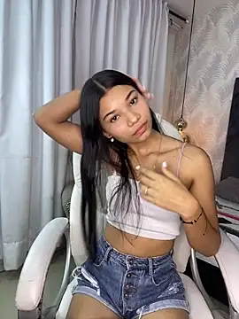 Snapshot of velina18 chatting on October 28, 3:43 am velina18 online show from October 28, 3:43 am