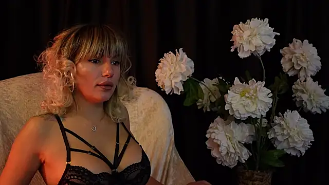 EllaWhisper online show from November 2, 7:00 am