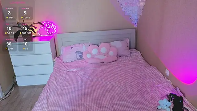 pawsclawss online show from April 8, 7:30 am