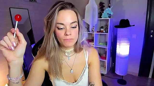 Snapshot of Isabella_Lure chatting on November 12, 8:37 am Isabella Lure online show from November 12, 8:37 am