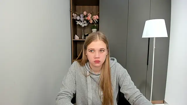 Snapshot of LuciaTiell chatting on October 29, 7:54 am LuciaTiell online show from October 29, 7:54 am