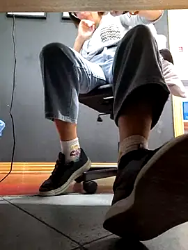 Piediniecollant online show from November 3, 1:12 pm