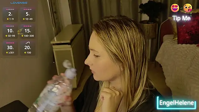 Snapshot of EngelHelene chatting on November 6, 7:04 pm EngelHelene online show from November 6, 7:04 pm