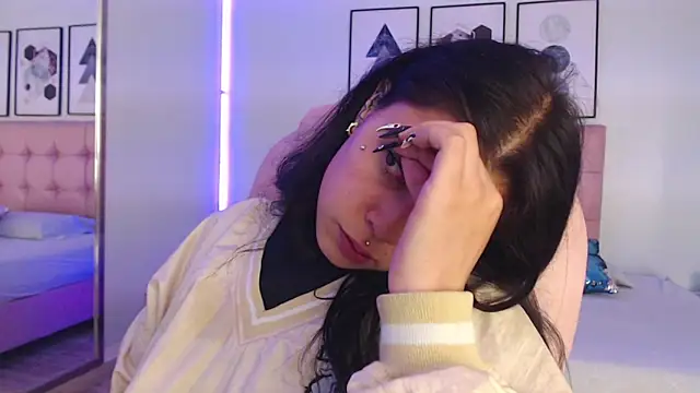 KikiVelvet online show from January 7, 8:00 pm