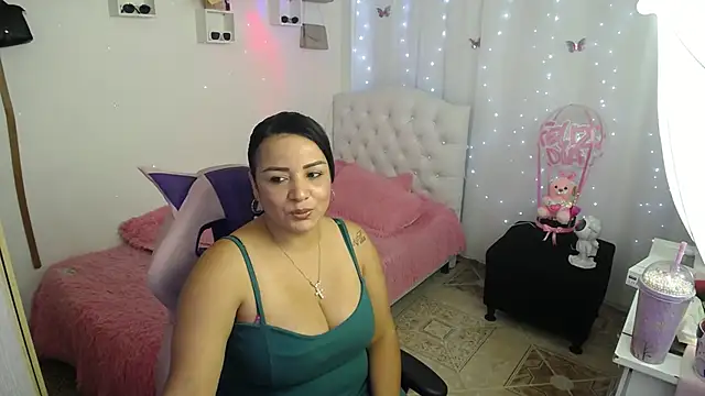 Snapshot of karitomyler__ chatting on November 12, 4:40 pm karitomyler online show from November 12, 4:40 pm