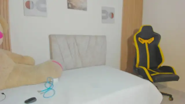 Snapshot of little_emiily_ chatting on November 20, 9:58 pm little emiily online show from November 20, 9:58 pm