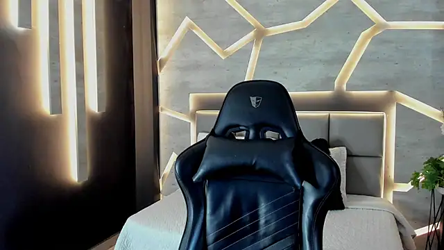 DakotaRussell  online show from February 8, 1:25 pm