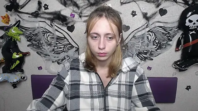 Snapshot of TracyLll chatting on November 11, 1:44 pm TracyLll online show from November 11, 1:44 pm