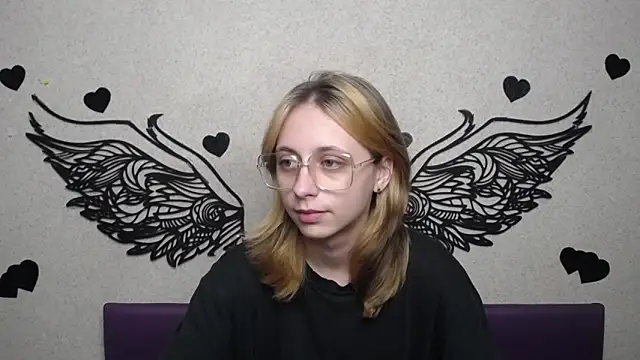 Snapshot of TracyLll chatting on November 22, 11:53 am TracyLll online show from November 22, 11:53 am