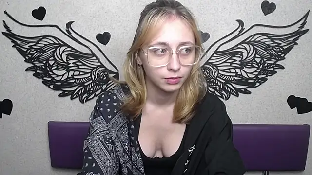 Snapshot of TracyLll chatting on December 5, 6:22 am TracyLll online show from December 5, 6:22 am