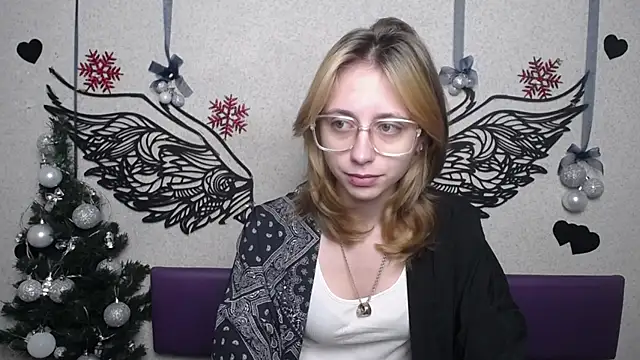 Snapshot of TracyLll chatting on December 19, 6:09 am TracyLll online show from December 19, 6:09 am