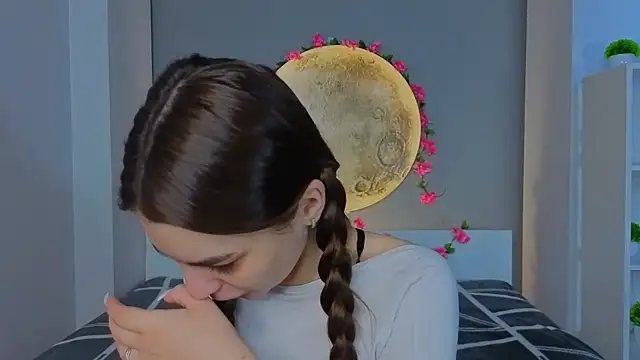 Snapshot of LauraHansil chatting on February 6, 6:18 am LauraHansil online show from February 6, 6:18 am