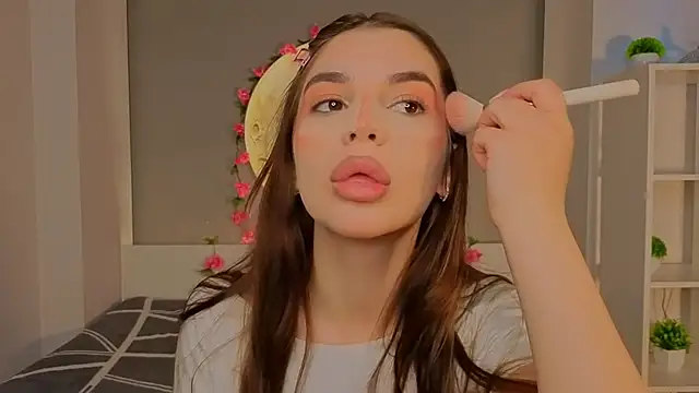 Snapshot of LauraHansil chatting on February 7, 6:28 am LauraHansil online show from February 7, 6:28 am