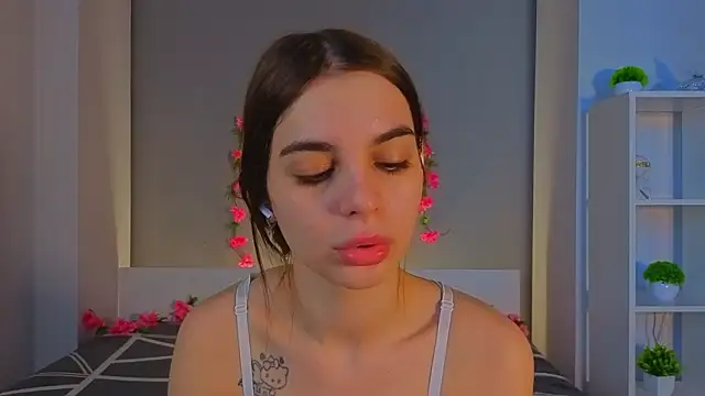 Snapshot of LauraHansil chatting on February 10, 6:06 am LauraHansil online show from February 10, 6:06 am